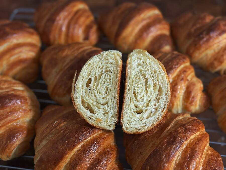 Vajas croissant kettévágva, réteges belsővel