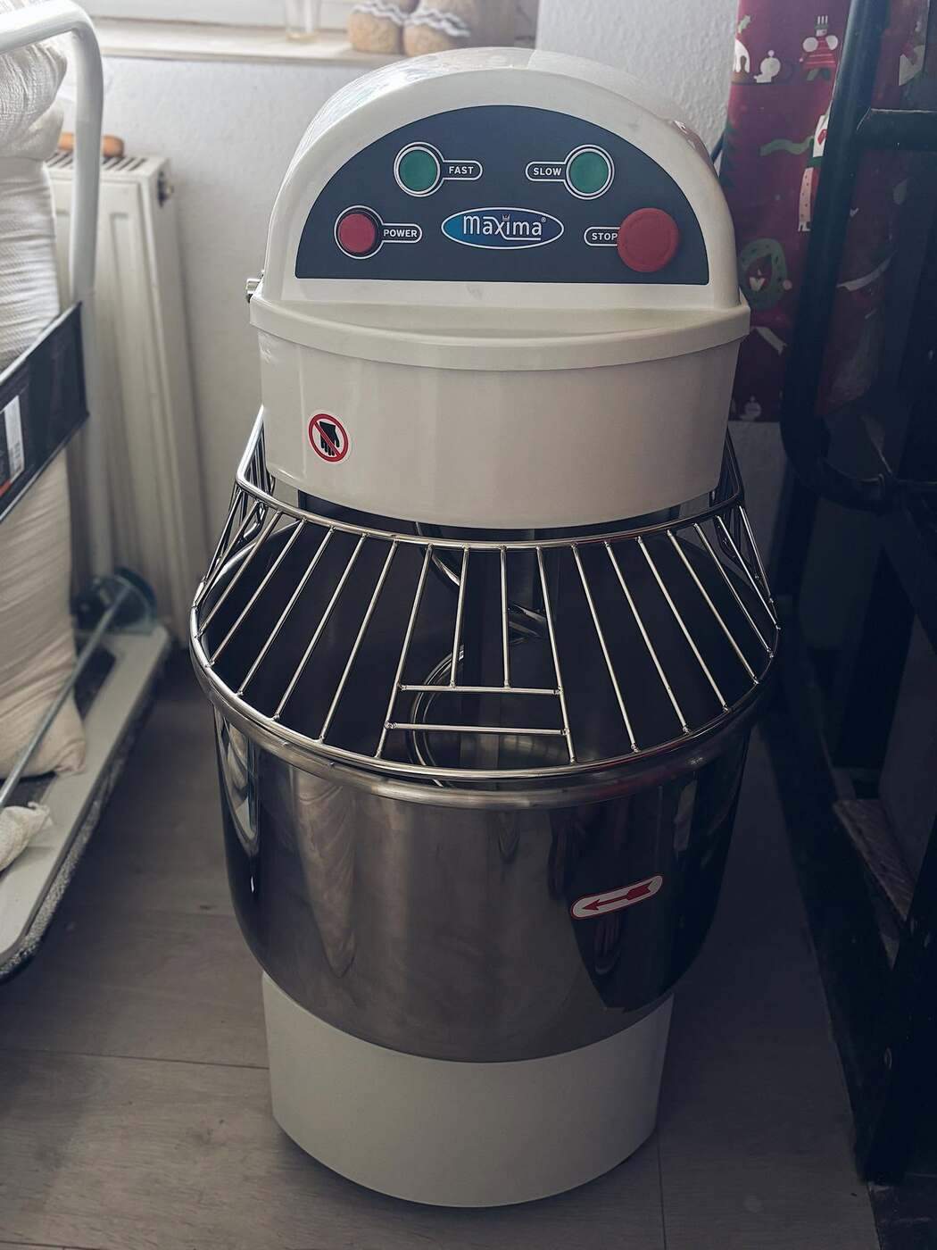 Ipari spirálkaros dagasztógép a műhelyben