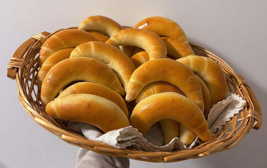 Tejes vajas kiflik kosárban